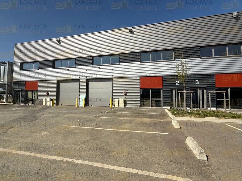 Local d’activités dans Le Thillay à louer - Photo de l’immeuble – Image 1 sur 6