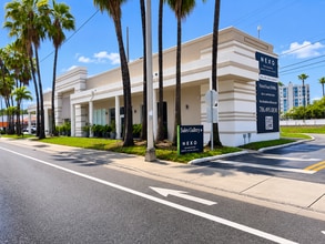 13750 Biscayne Blvd, North Miami Beach, FL à louer Photo de l’immeuble– Image 2 sur 8