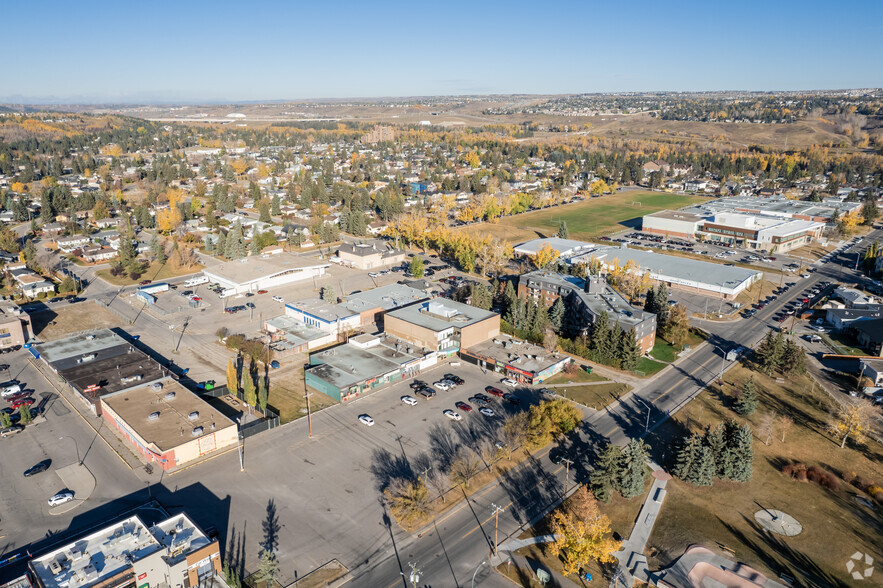 68-7930 Bowness Rd NW, Calgary, AB à louer - Aérien – Image 2 sur 5