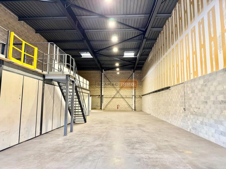 Industriel/Logistique dans Fréjus à louer - Photo de l’immeuble – Image 3 sur 7