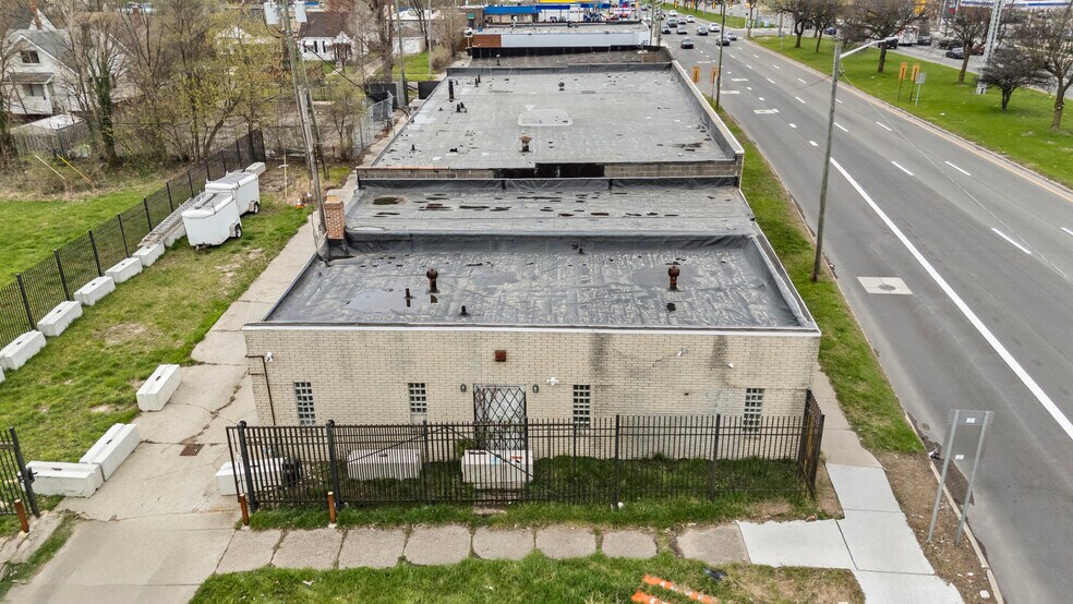 300 E 8 Mile Rd, Detroit, MI à louer - Photo de l’immeuble – Image 2 sur 44