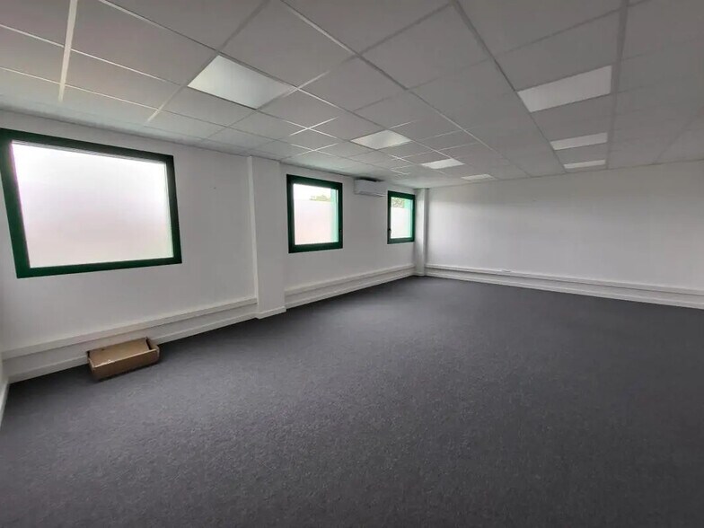 Local d’activités dans Mions à louer - Photo intérieure – Image 3 sur 4