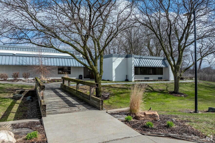 4440 W Round Lake Rd, Arden Hills, MN à louer - Photo de l’immeuble – Image 2 sur 4