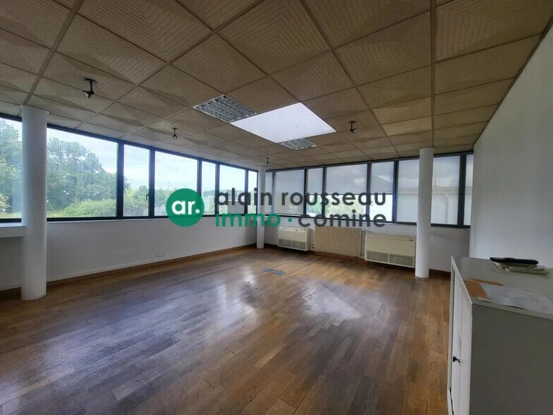 Local d'activités dans Trélazé à vendre - Photo de l’immeuble – Image 2 sur 9