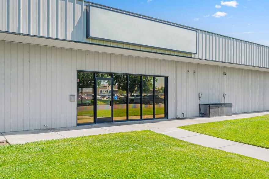 417 Galaxy Way, Modesto, CA à vendre - Photo de l’immeuble – Image 1 sur 16
