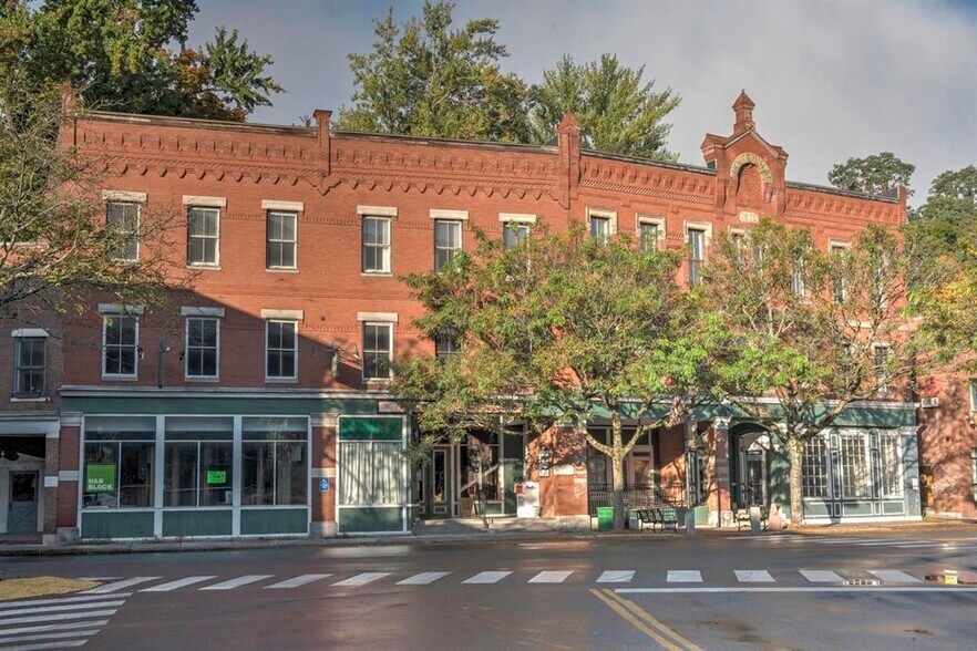 39-45 The Square, Bellows Falls, VT à vendre - Photo de l’immeuble – Image 2 sur 29