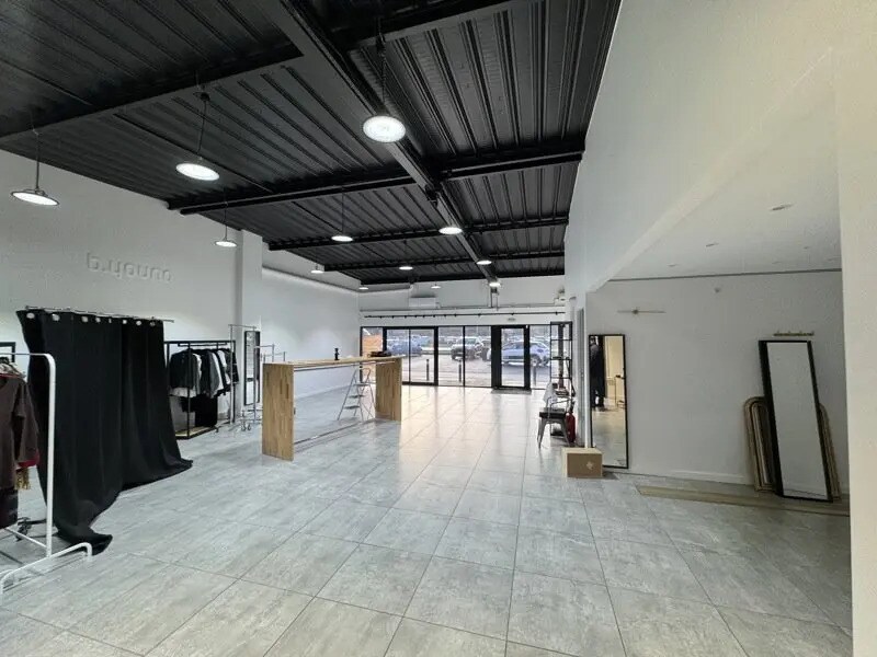 Local commercial dans SAINT-JEAN-D'ILLAC à louer Photo intérieure– Image 1 sur 5