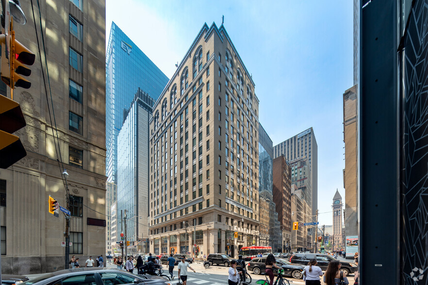 330 Bay St, Toronto, ON à louer - Photo de l’immeuble – Image 1 sur 11