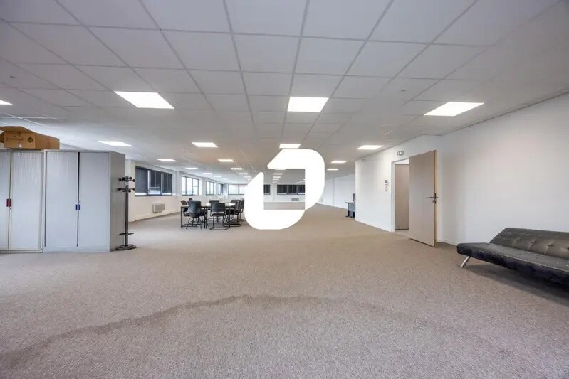 Bureau dans Chanteloup-en-Brie à louer - Photo de l’immeuble – Image 2 sur 7