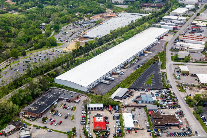 421 McNally Dr, Nashville, TN à louer - Photo de l’immeuble – Image 2 sur 9