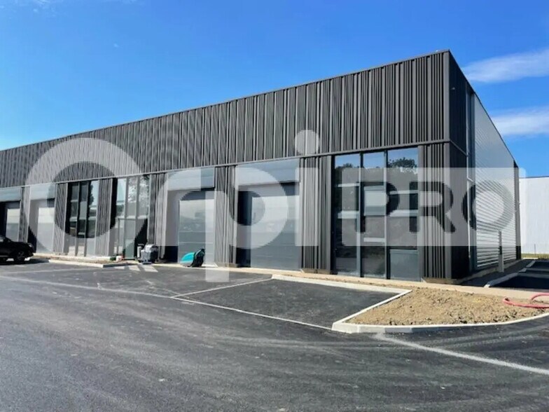 Local d’activités dans Trévoux à louer - Photo de l’immeuble – Image 3 sur 9