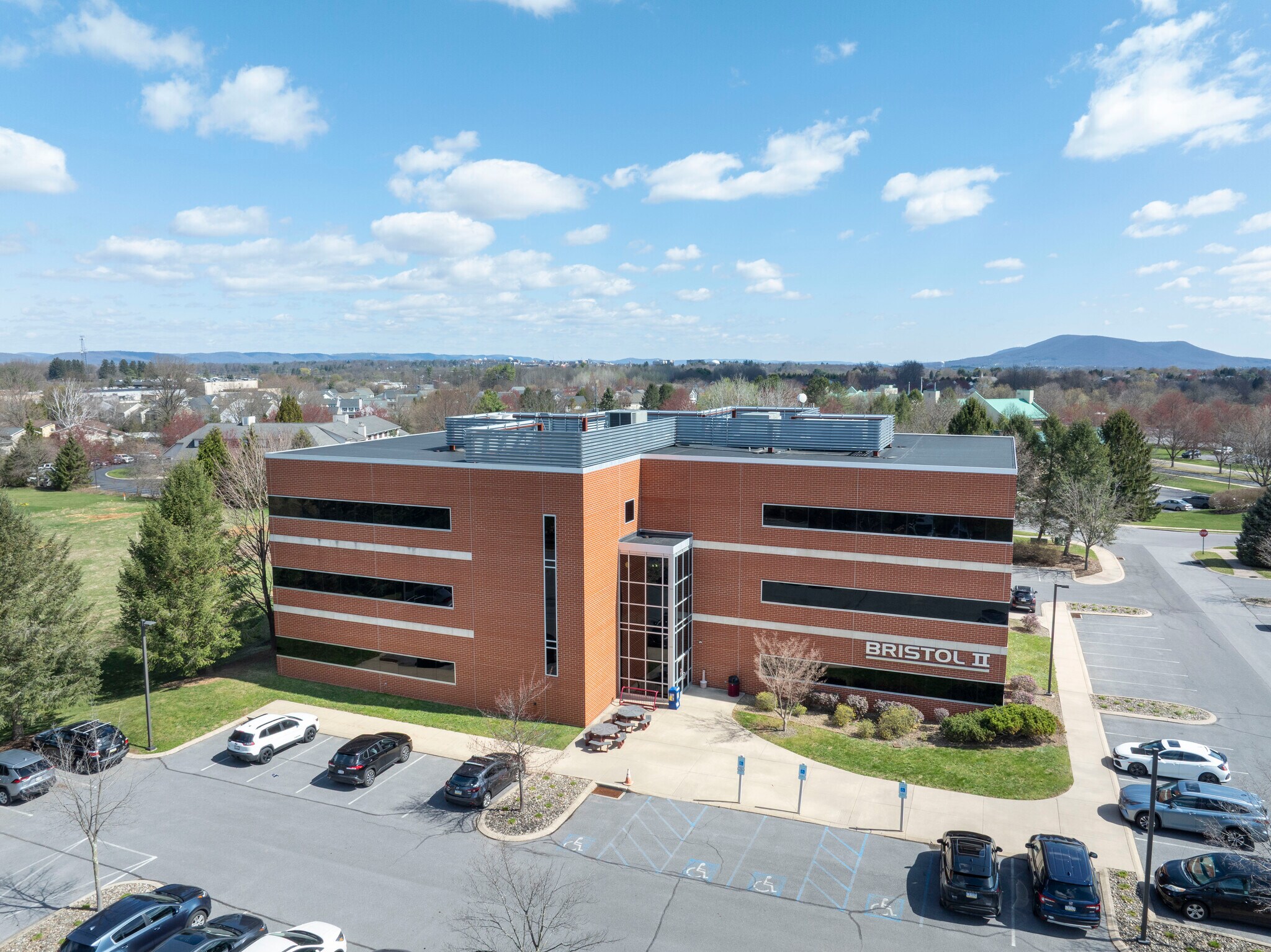 2601 Gateway Dr, State College, PA à vendre Photo principale– Image 1 sur 22