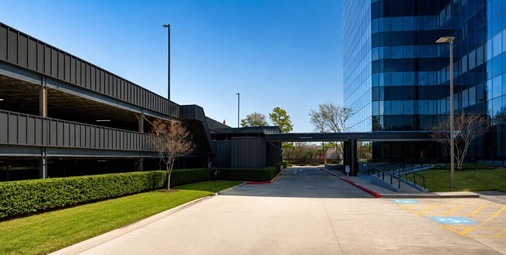 616 FM 1960 Rd W, Houston, TX à vendre - Photo de l’immeuble – Image 3 sur 15