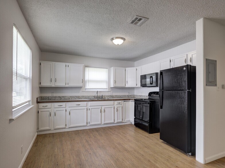 1902-2008 J F Kennedy St, Pittsburg, KS à vendre - Photo de l’immeuble – Image 3 sur 38
