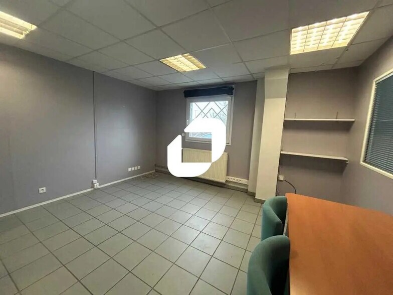 Bureau dans Ennery à louer - Photo de l’immeuble – Image 2 sur 8