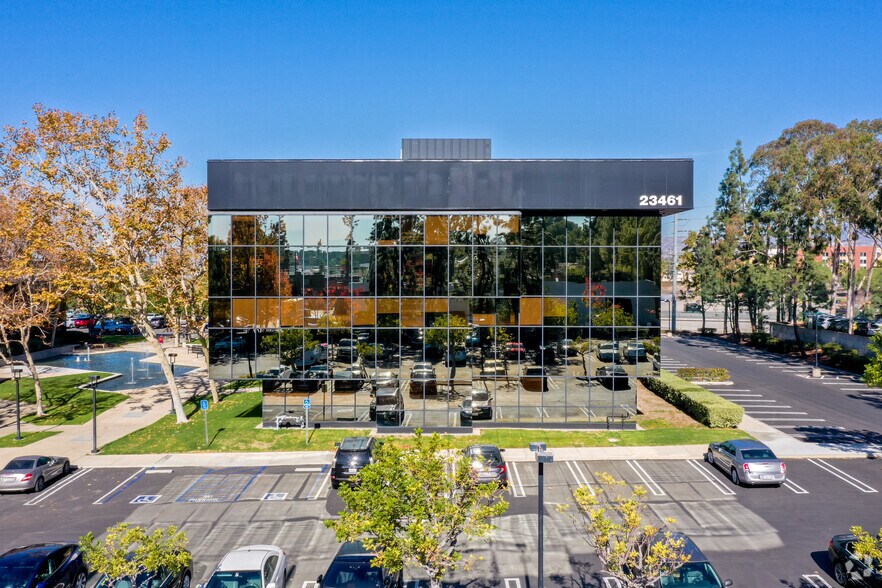 23461 S Pointe Dr, Laguna Hills, CA à louer - Photo de l’immeuble – Image 2 sur 6