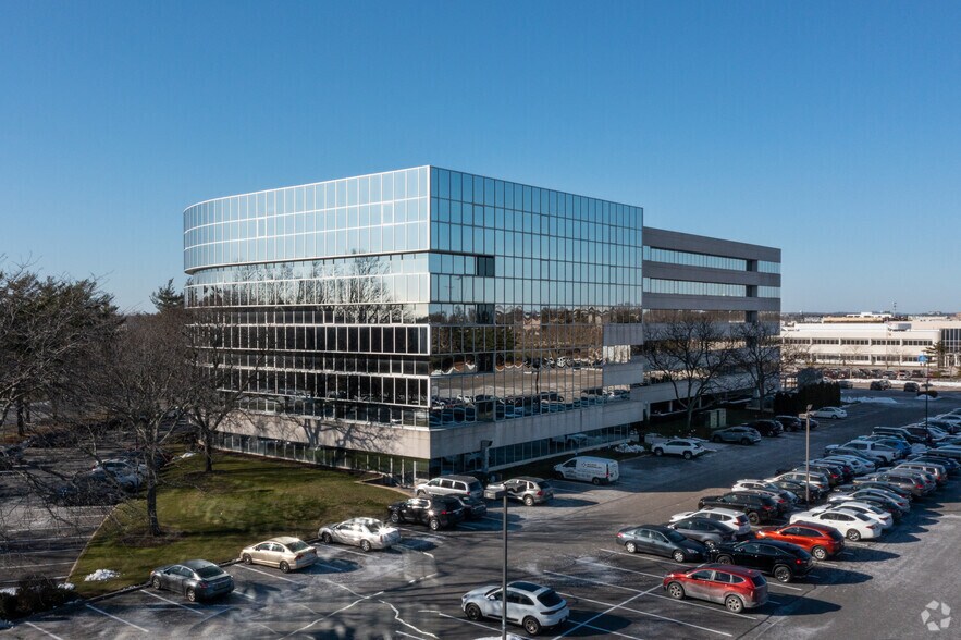 50 Charles Lindbergh Blvd, Uniondale, NY à louer - Photo de l’immeuble – Image 1 sur 5