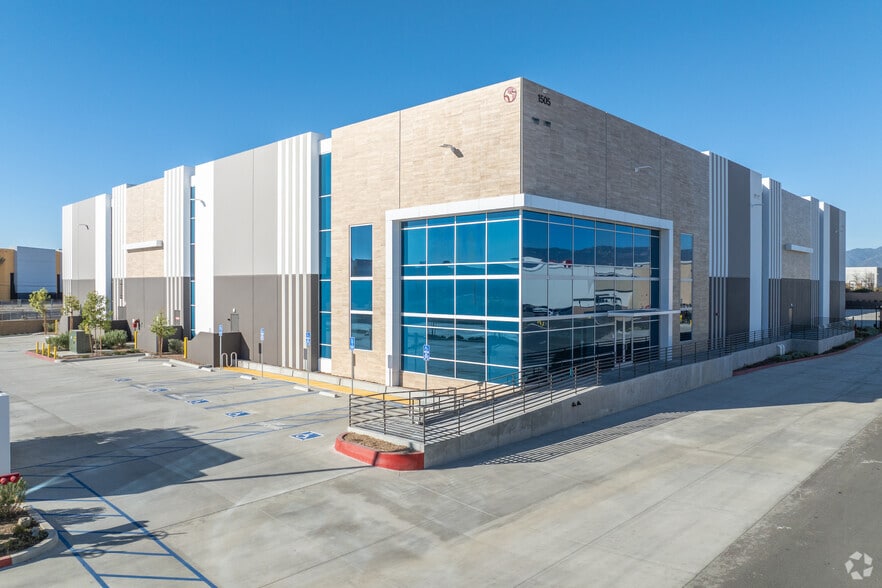 1505 S Willow Ave, Rialto, CA à louer - Photo de l’immeuble – Image 1 sur 11