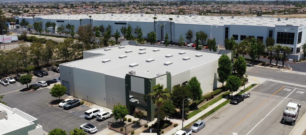 15100 Hilton Dr, Fontana, CA à vendre - Photo de l’immeuble – Image 2 sur 3