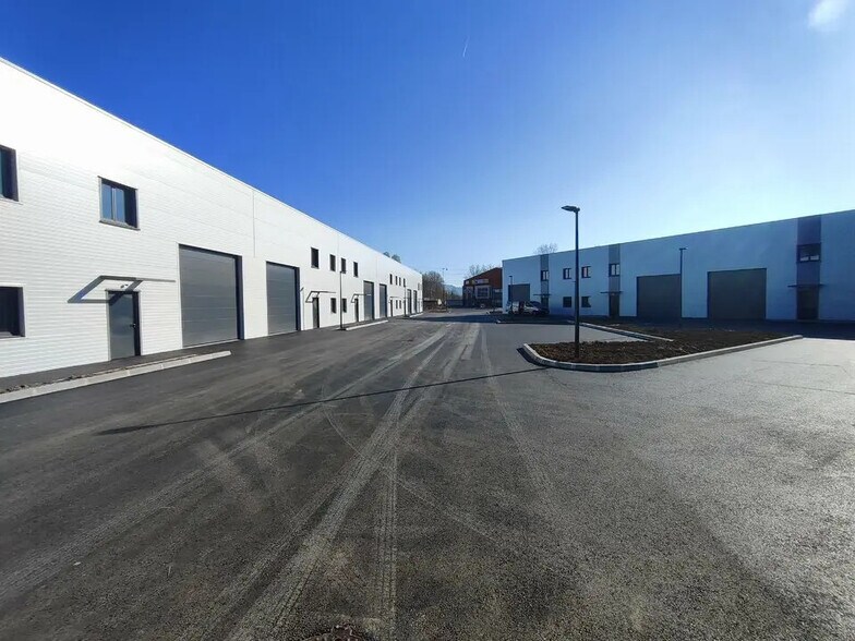 272 Rue Newton, Morestel à louer - Photo de l’immeuble – Image 3 sur 8