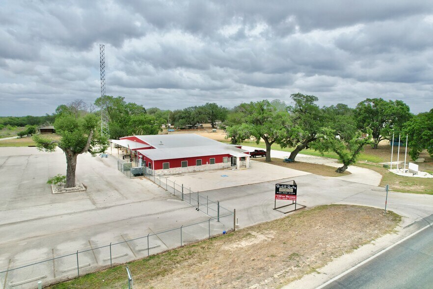 1200 Bensdale Rd, Pleasanton, TX à louer - Photo de l’immeuble – Image 3 sur 33