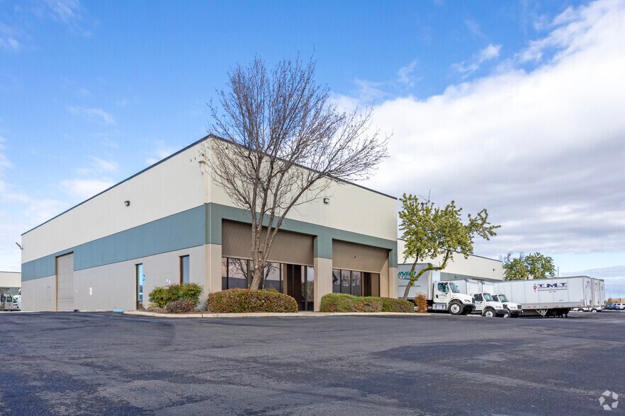 4069 W Shaw Ave, Fresno, CA à vendre - Photo principale – Image 1 sur 8