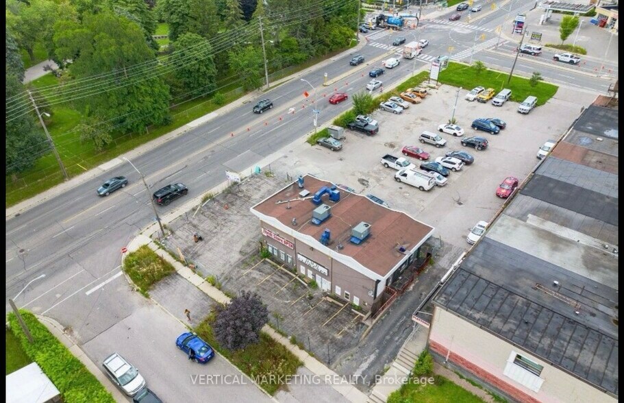 3537 St Clair Ave E, Toronto, ON à vendre - Photo de l’immeuble – Image 3 sur 7