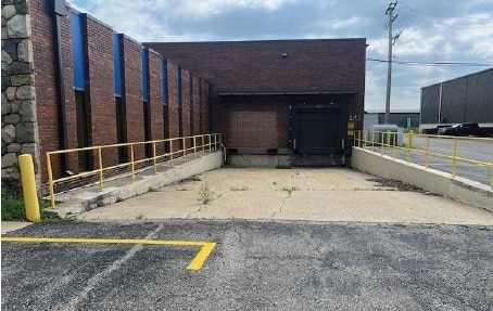 8400 Ronda Dr, Canton, MI à louer - Photo de l’immeuble – Image 3 sur 3