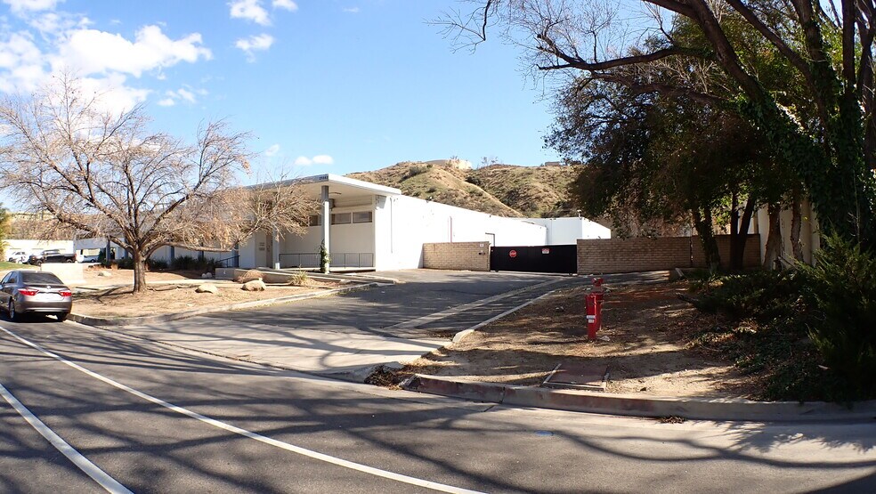 25562 Avenue Stanford, Valencia, CA à louer - Photo de l’immeuble – Image 3 sur 9