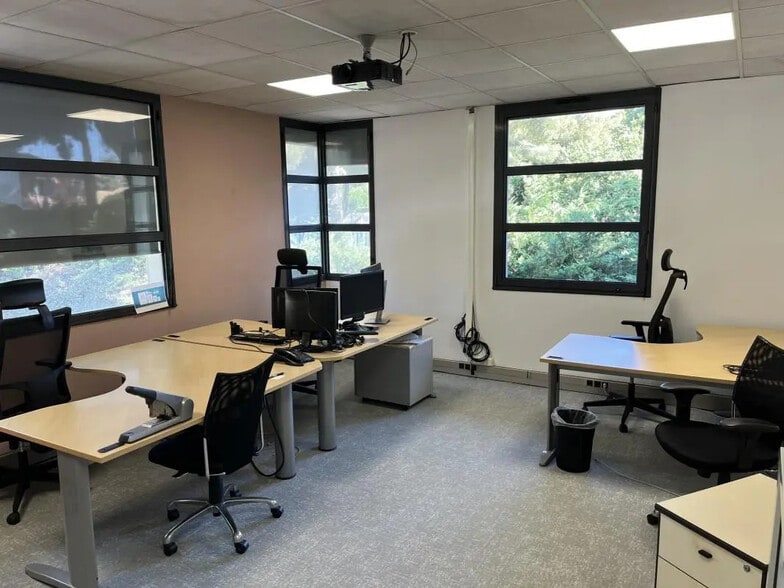 Bureau dans La Seyne-sur-Mer à vendre - Photo de l’immeuble – Image 2 sur 6