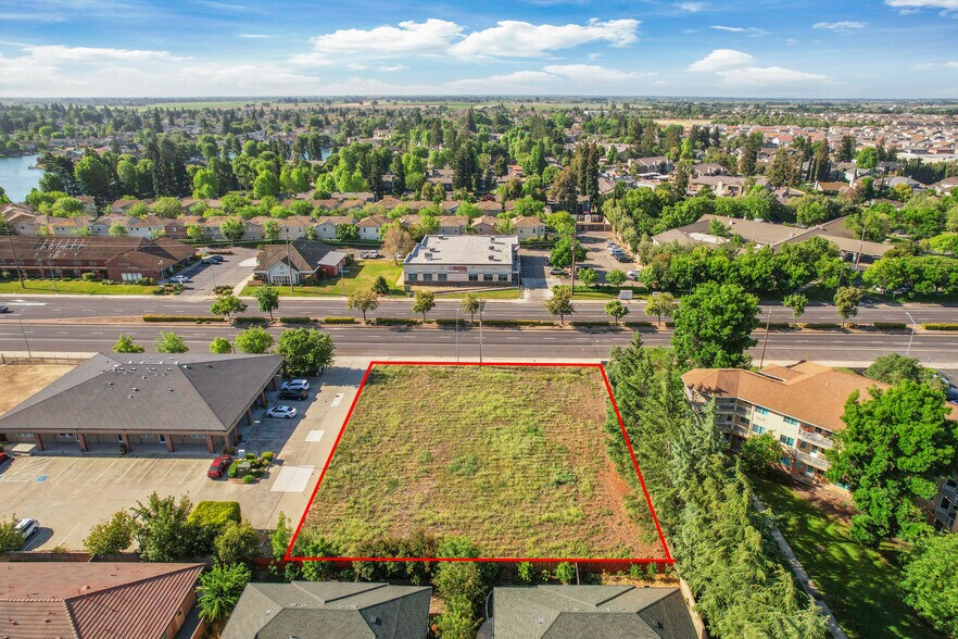 2115 W Kettleman Ln, Lodi, CA à vendre - Photo de l’immeuble – Image 1 sur 11