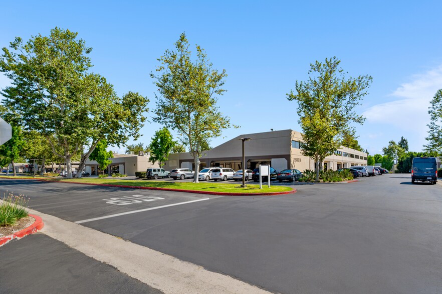 22722 Lambert St, Lake Forest, CA à louer - Photo de l’immeuble – Image 2 sur 17