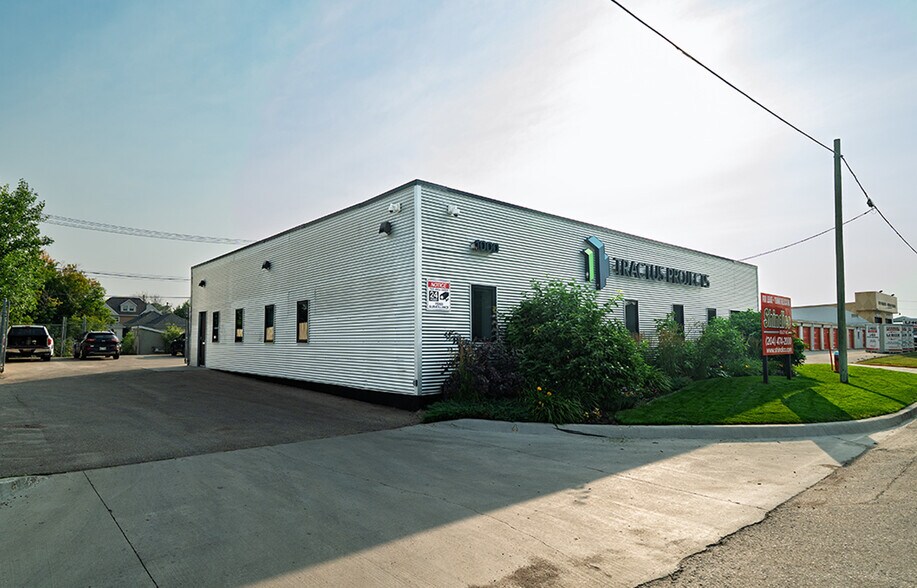 1000 Elgin Av, Winnipeg, MB à louer - Photo principale – Image 1 sur 10
