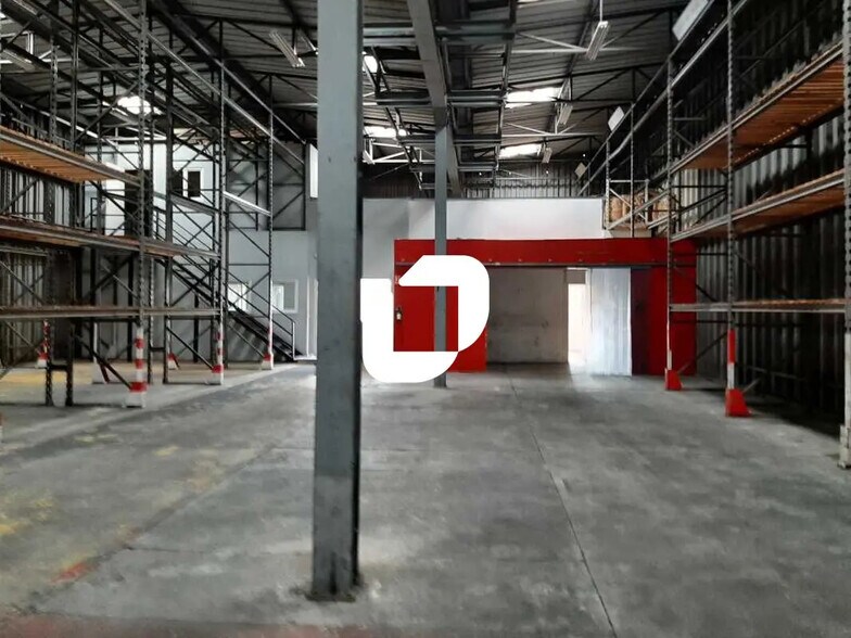 Bureau dans Coignières à louer - Photo de l’immeuble – Image 3 sur 5