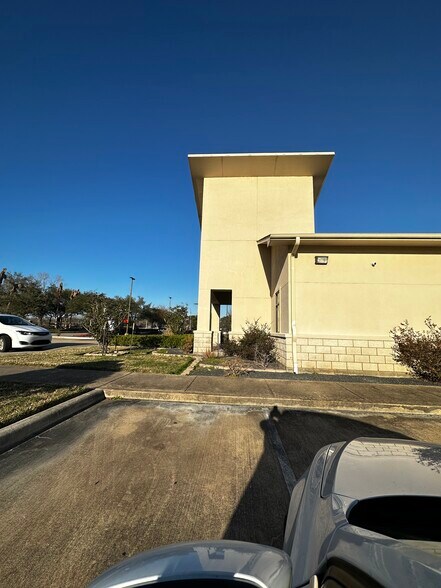 131 W Texas Ave, Webster, TX à louer - Photo de l’immeuble – Image 2 sur 14