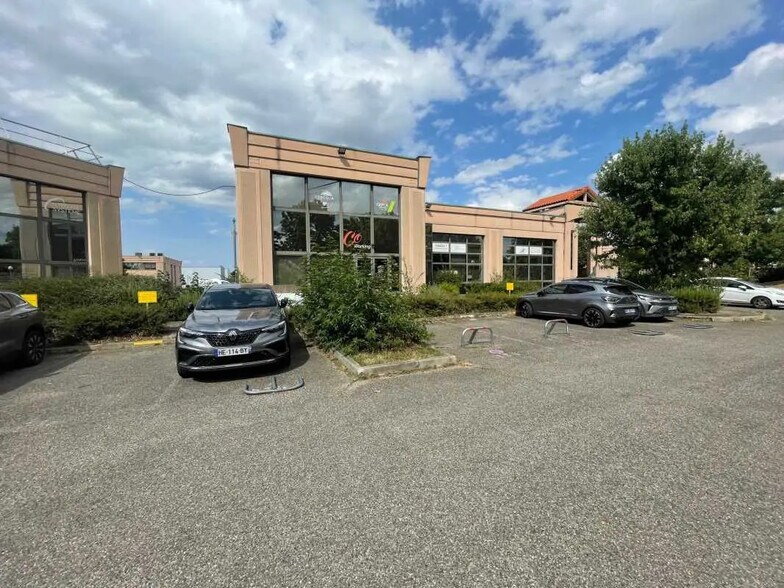 30 Rue Du 35eme Regiment D'Aviation, Bron à louer - Photo de l’immeuble – Image 1 sur 6