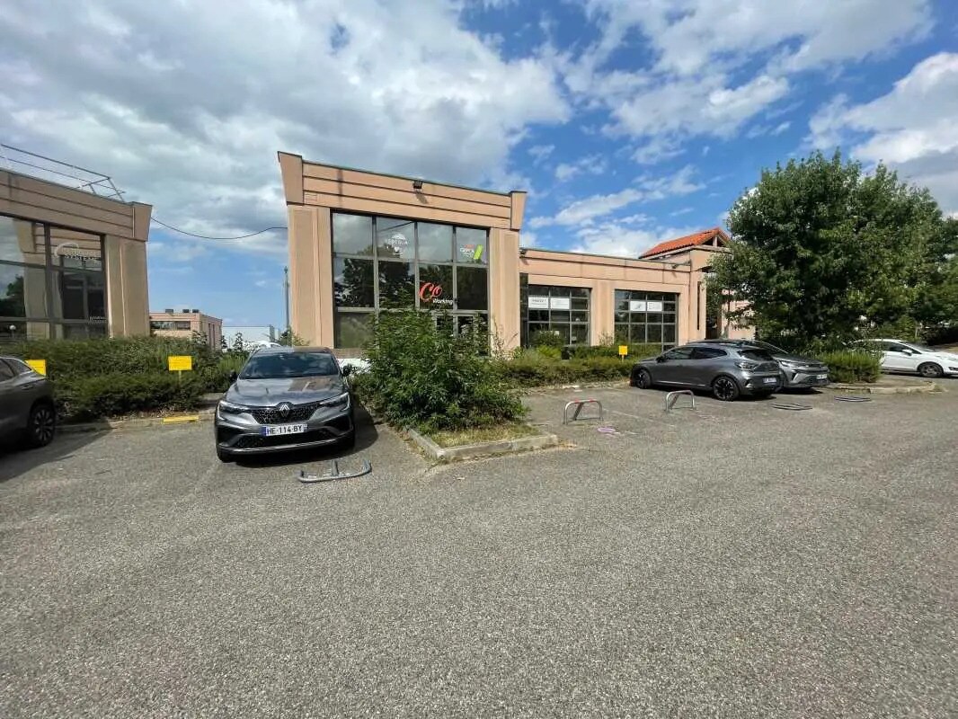 30 Rue Du 35eme Regiment D'Aviation, Bron à louer Photo de l’immeuble– Image 1 sur 7