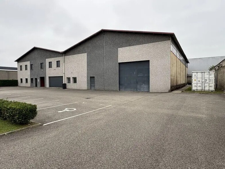Local d'activités dans Décines-Charpieu à vendre - Photo de l’immeuble – Image 1 sur 11