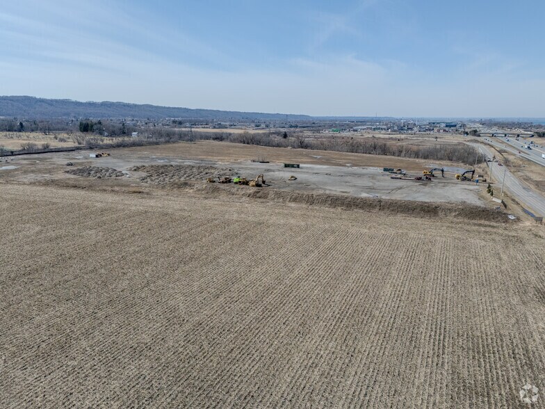 725 S Service Rd, Grimsby, ON à louer - Photo de l’immeuble – Image 3 sur 4