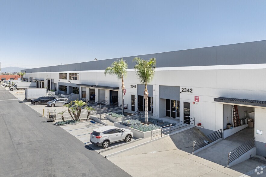 2340-2386 E Walnut Ave, Fullerton, CA à louer - Photo de l’immeuble – Image 3 sur 6