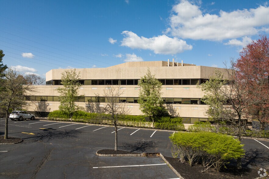 300 Executive Dr, West Orange, NJ à louer - Photo de l’immeuble – Image 3 sur 35