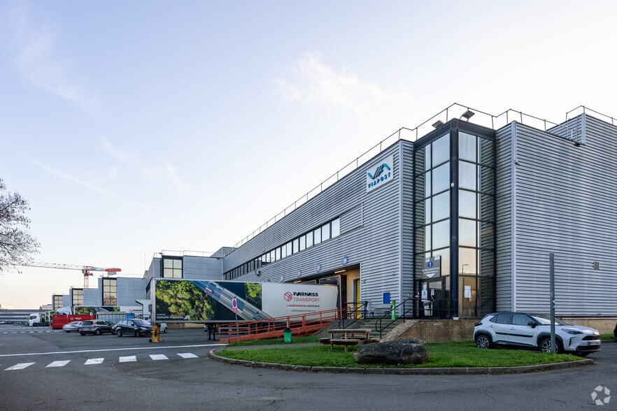 51 Rue Du Commandant Rolland, Le Bourget à louer - Photo de l’immeuble – Image 2 sur 2