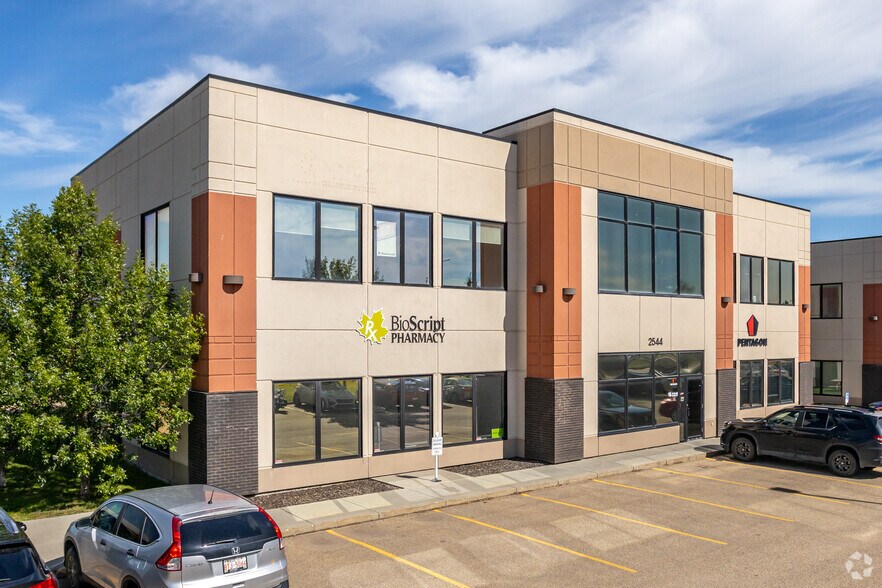 2544 Ellwood Dr, Edmonton, AB à louer - Photo principale – Image 1 sur 2