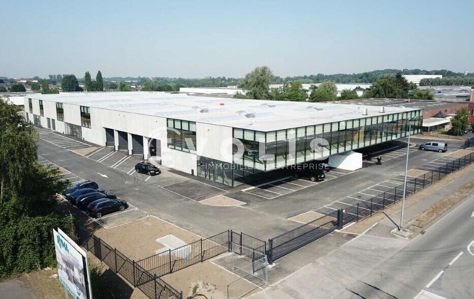 Local d’activités dans Neuville En Ferrain à louer - Photo de l’immeuble – Image 1 sur 15