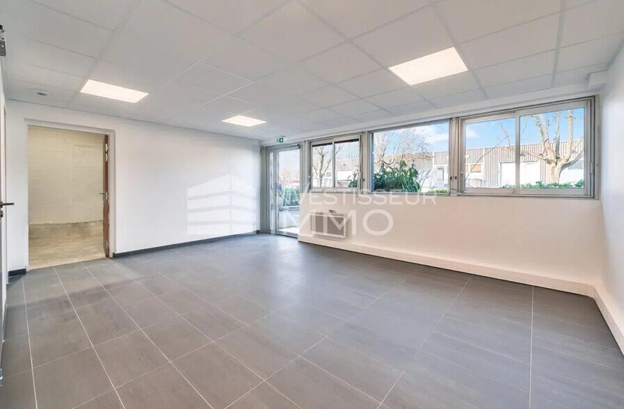 Local d’activités dans Torcy à louer - Photo de l’immeuble – Image 3 sur 5