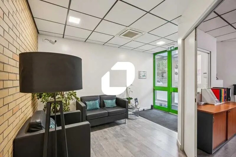 Local d’activités dans Villebon-sur-Yvette à louer - Photo de l’immeuble – Image 2 sur 14