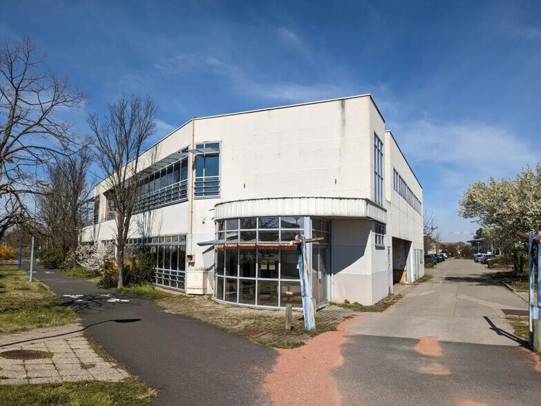 Local commercial dans Bron à louer - Photo de l’immeuble – Image 2 sur 10