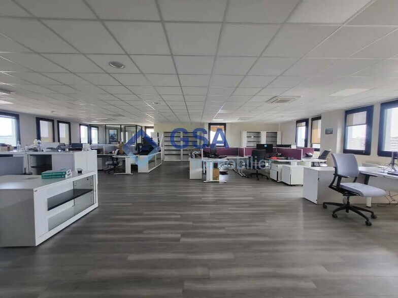 Bureau dans Viry-Châtillon à louer - Photo de l’immeuble – Image 2 sur 8