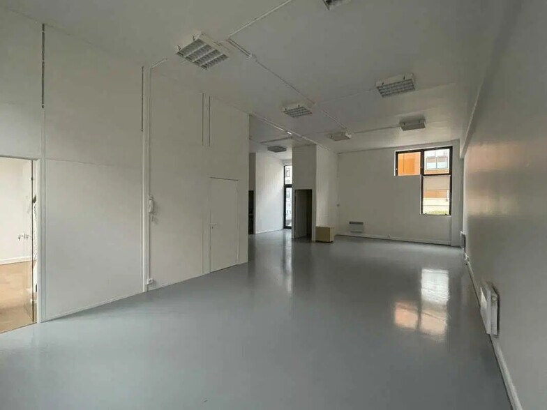 Local d’activités dans Vanves à louer - Photo de l’immeuble – Image 3 sur 10