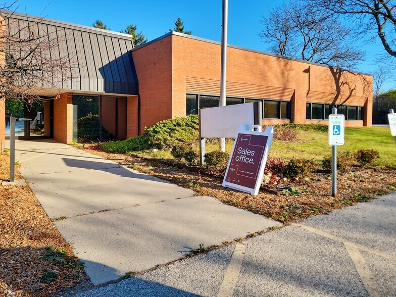 120 Bishops Way, Brookfield, WI à louer - Photo de l’immeuble – Image 3 sur 14